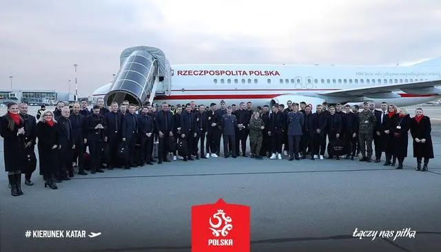 在英国殖民期间，由阿扎德（阿米特巴;巴强饰）领导的一群自由斗士;印度暴徒揭竿而起，反抗英国东印度公司